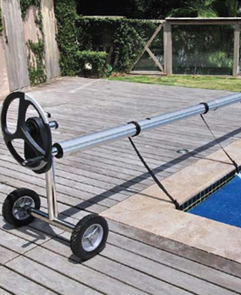 O Enrolador para capa térmica é produzido em aço inox com tubos de alumínio ele é um item indispensável Para um fácil manuseio da capa térmica. Ele é composto pela base em aço inox e um conjunto com 3 tubos de alumínio de 1